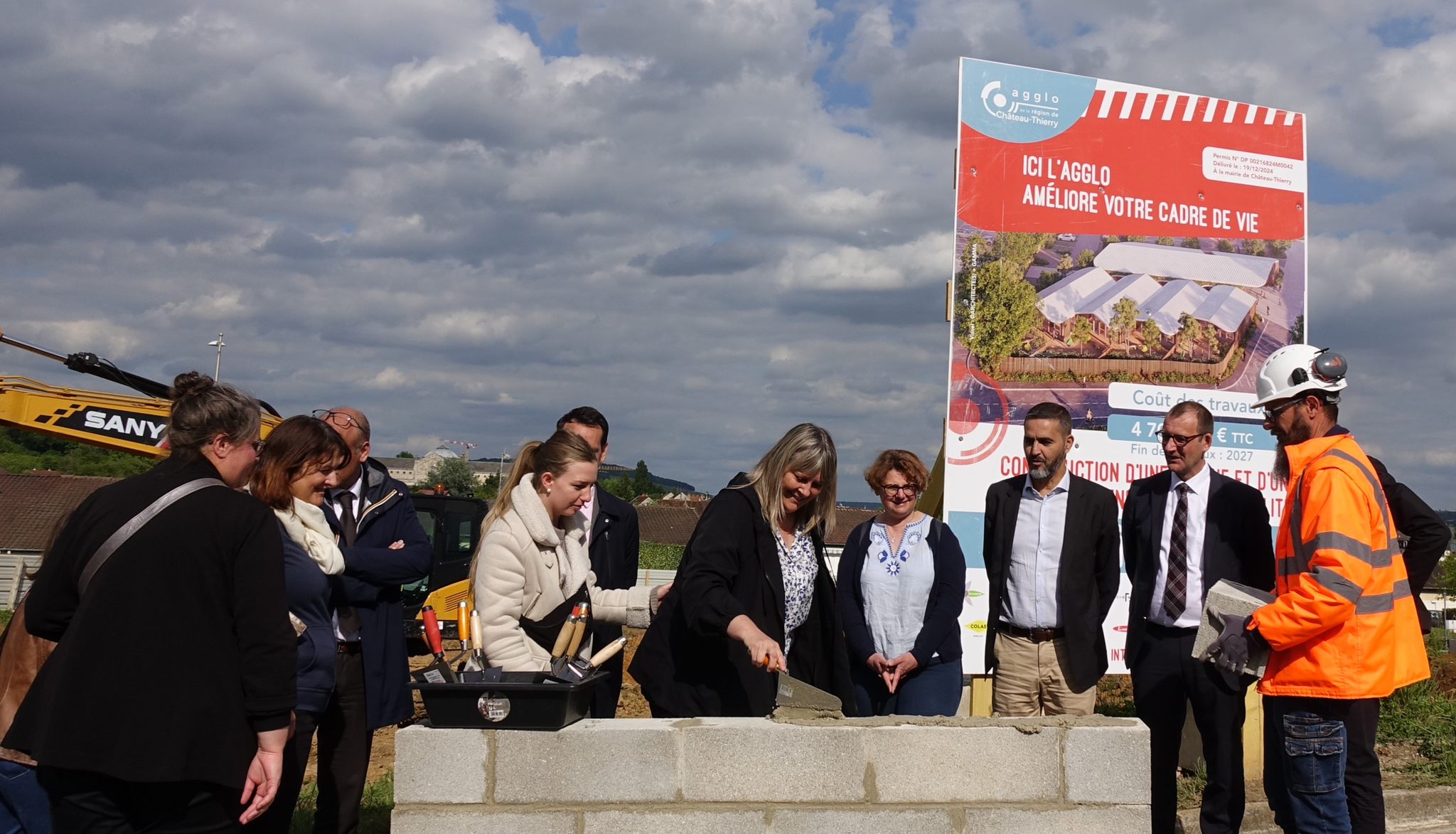 Carine Jaillot directrice de la crèche La Maison des Tout-Petits et une partie de l'équipe de la Petite enfance participent au rituel de pose...