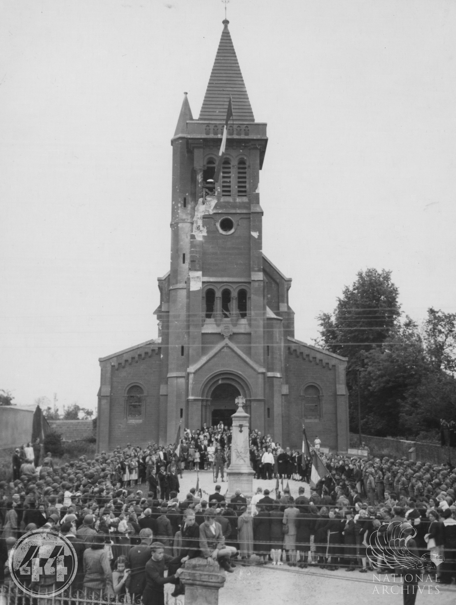 la cérémonie à l'église [US NARA - NAI 193753480]