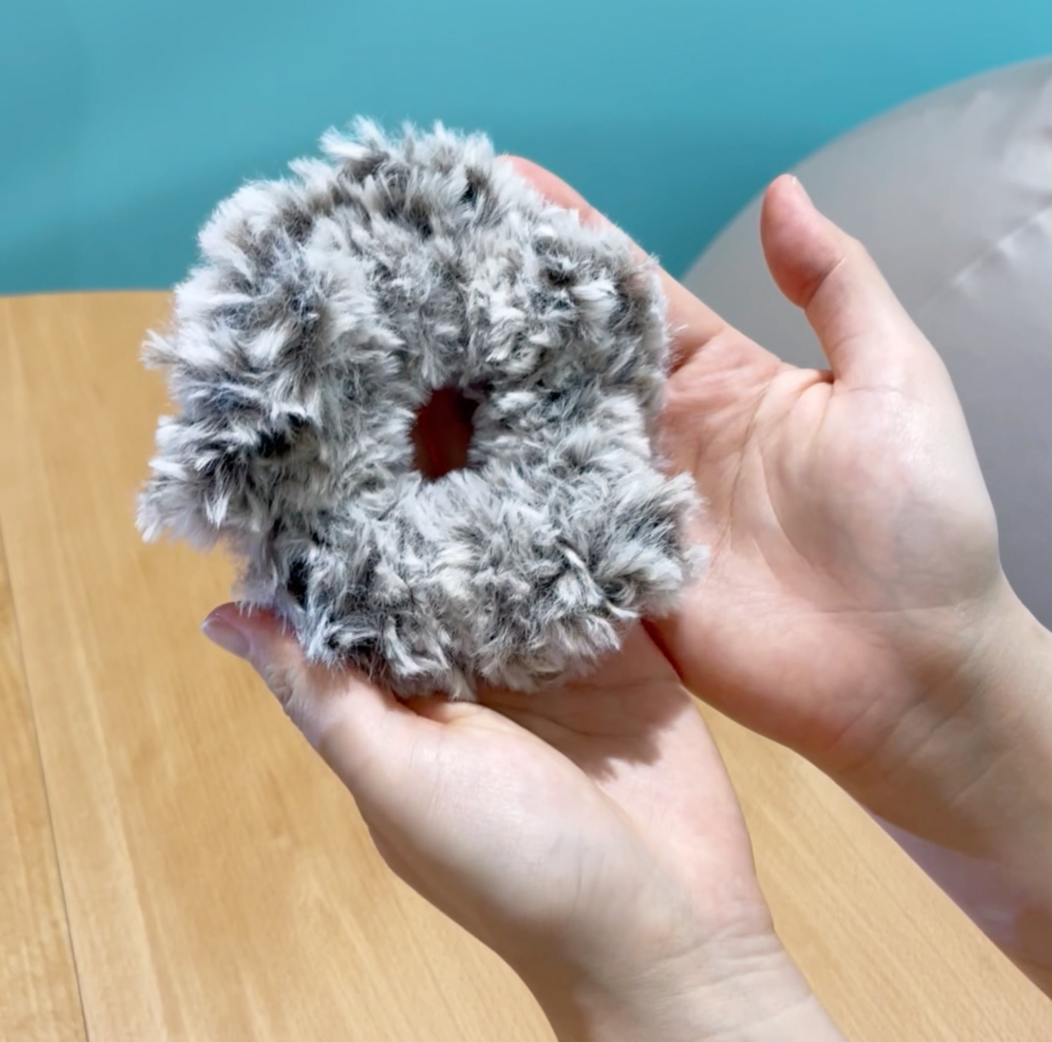 指編みでつくるふわふわシュシュ