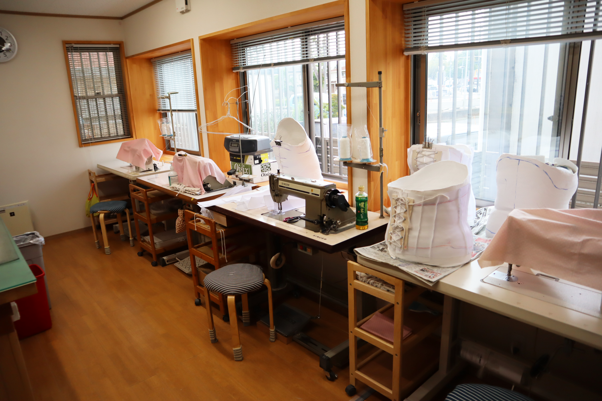 【コルセット用ミシン部屋】  軟性コルセットの縫製を行います。 