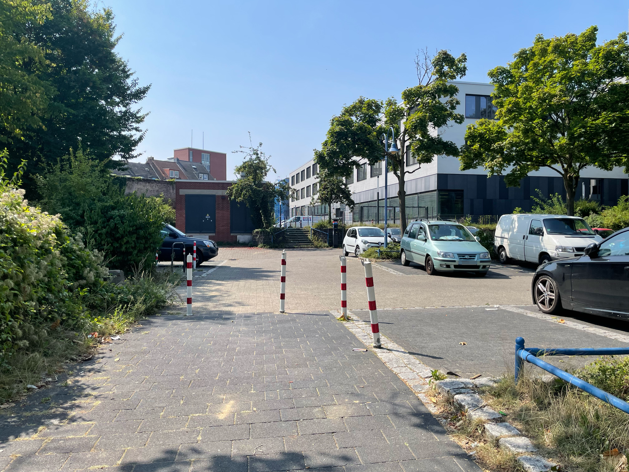 August 2025: Blick auf Fahrradnadeln und Parkplätze