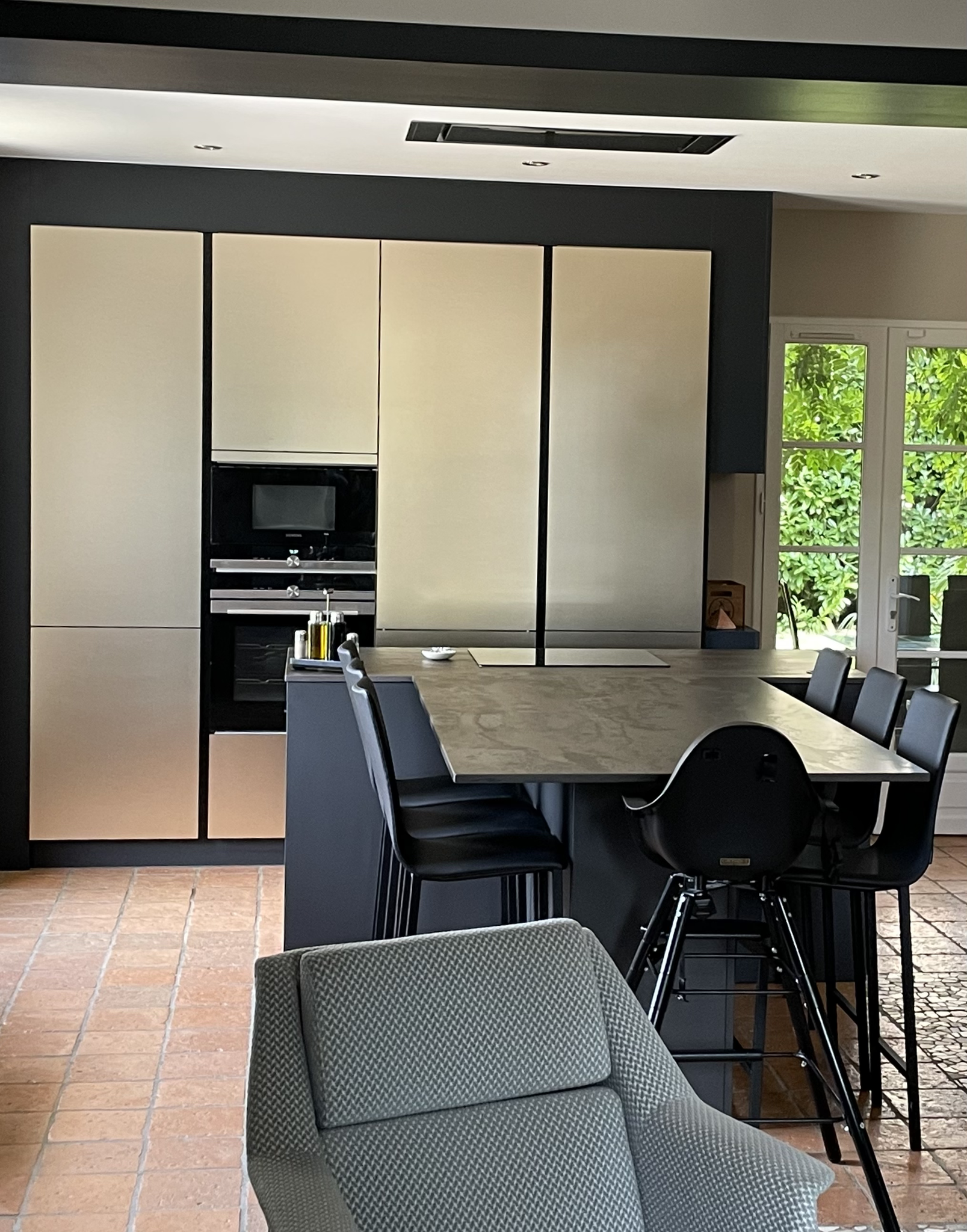 Cuisine moderne en fenix champagne et ilot central avec plan de travail dekton par cuisine interieur design Toulouse