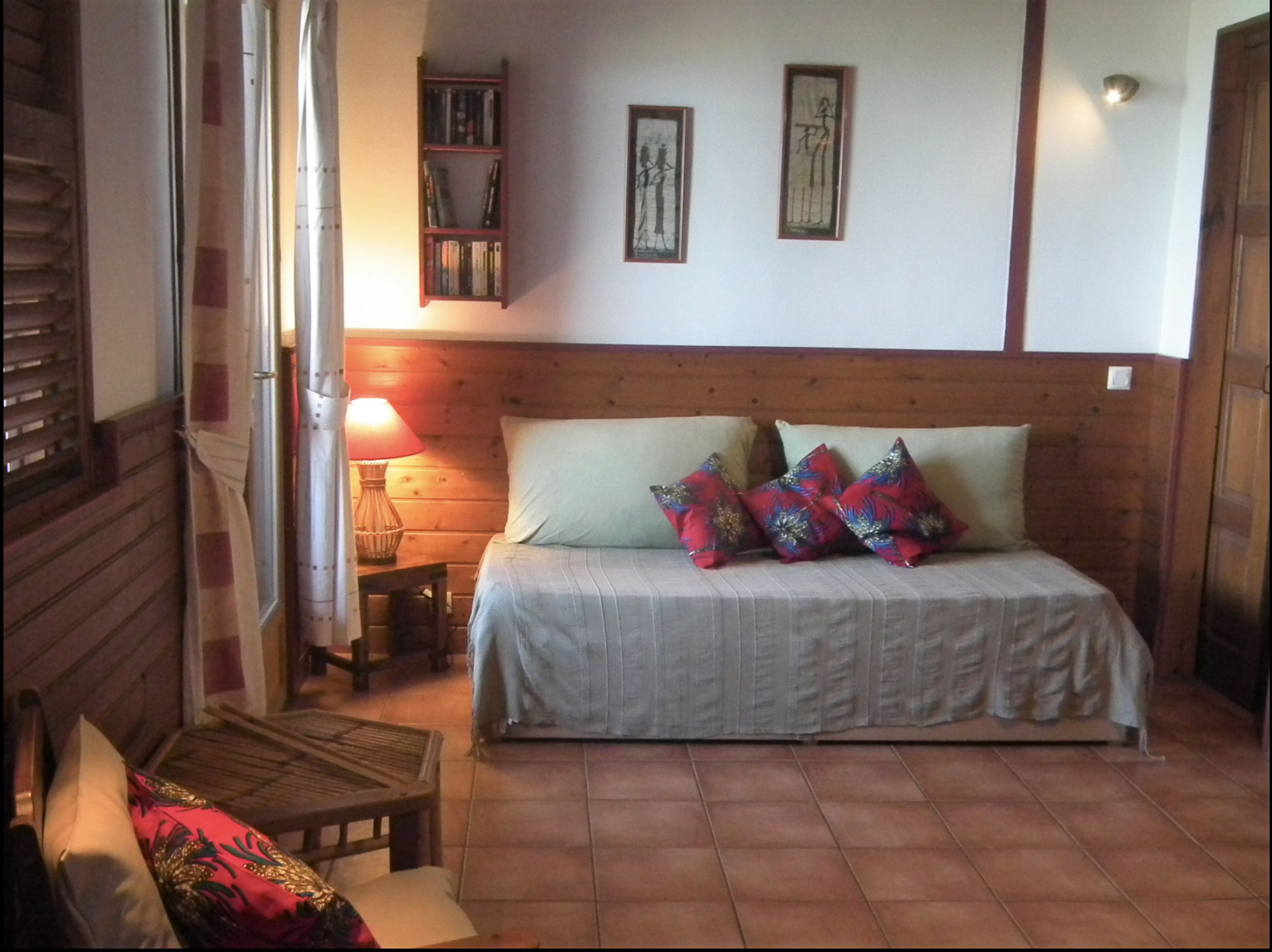 Séjour bungalow n°9 – espace de vie, lit simple, table de salon, télévision