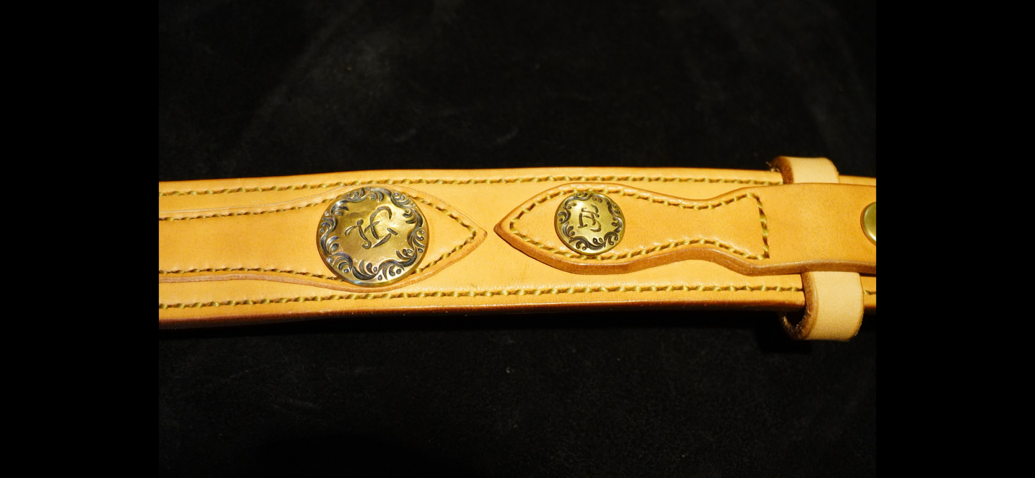 ３０㎜と１９㎜のFlat Leatherオリジナルコンチョをベルト全体に合計８個マウント。腰回りに強いインパクトを与えます。コンチョは真鍮無垢製。