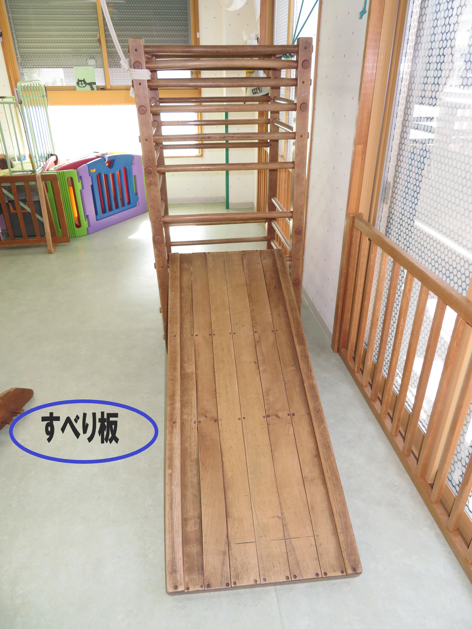 斜面を登ったりすべったりします
