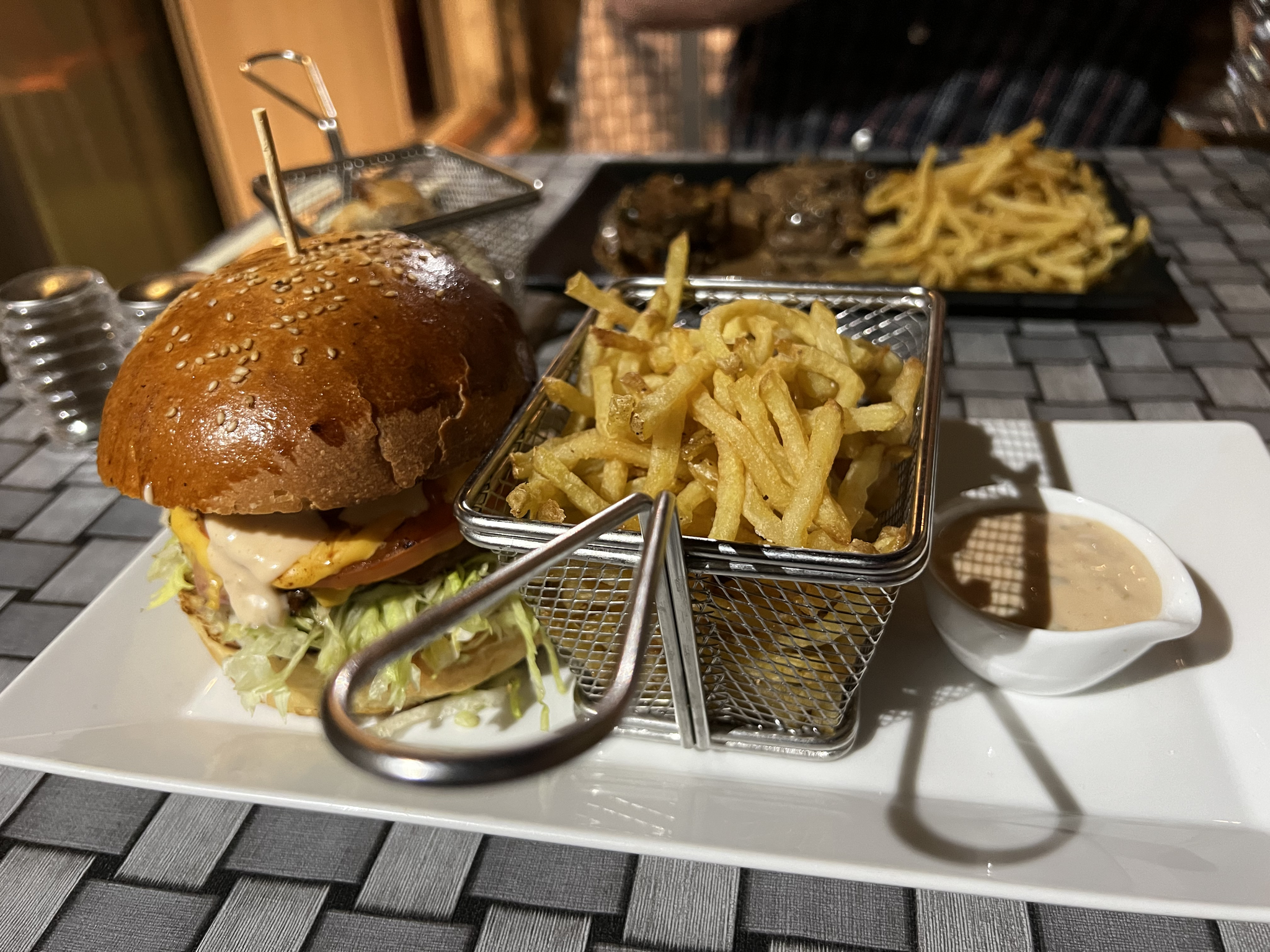 klassischer Burger mit Pommes