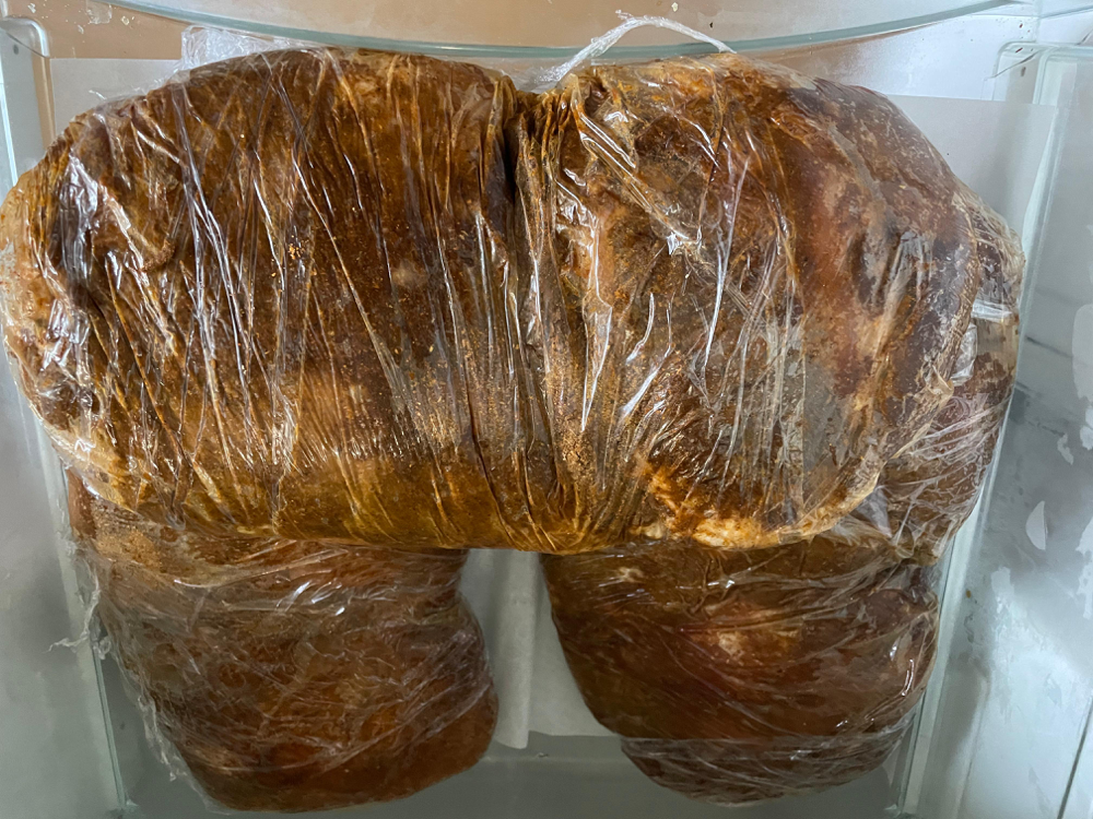 Das Fleisch ruht nun 24h im Kühlschrank bei 5 Grad.