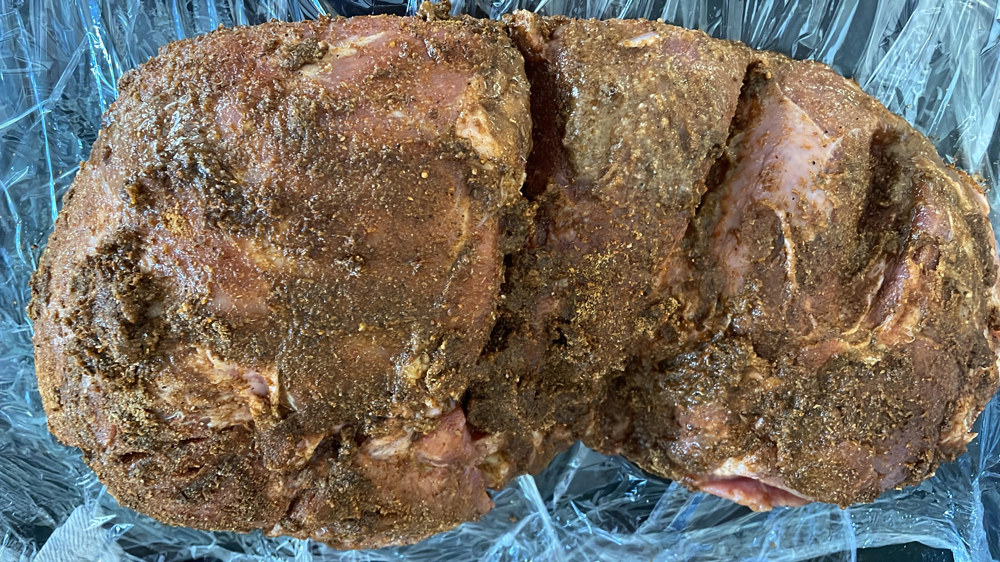 Das Fleisch wird in Folie eingepackt.