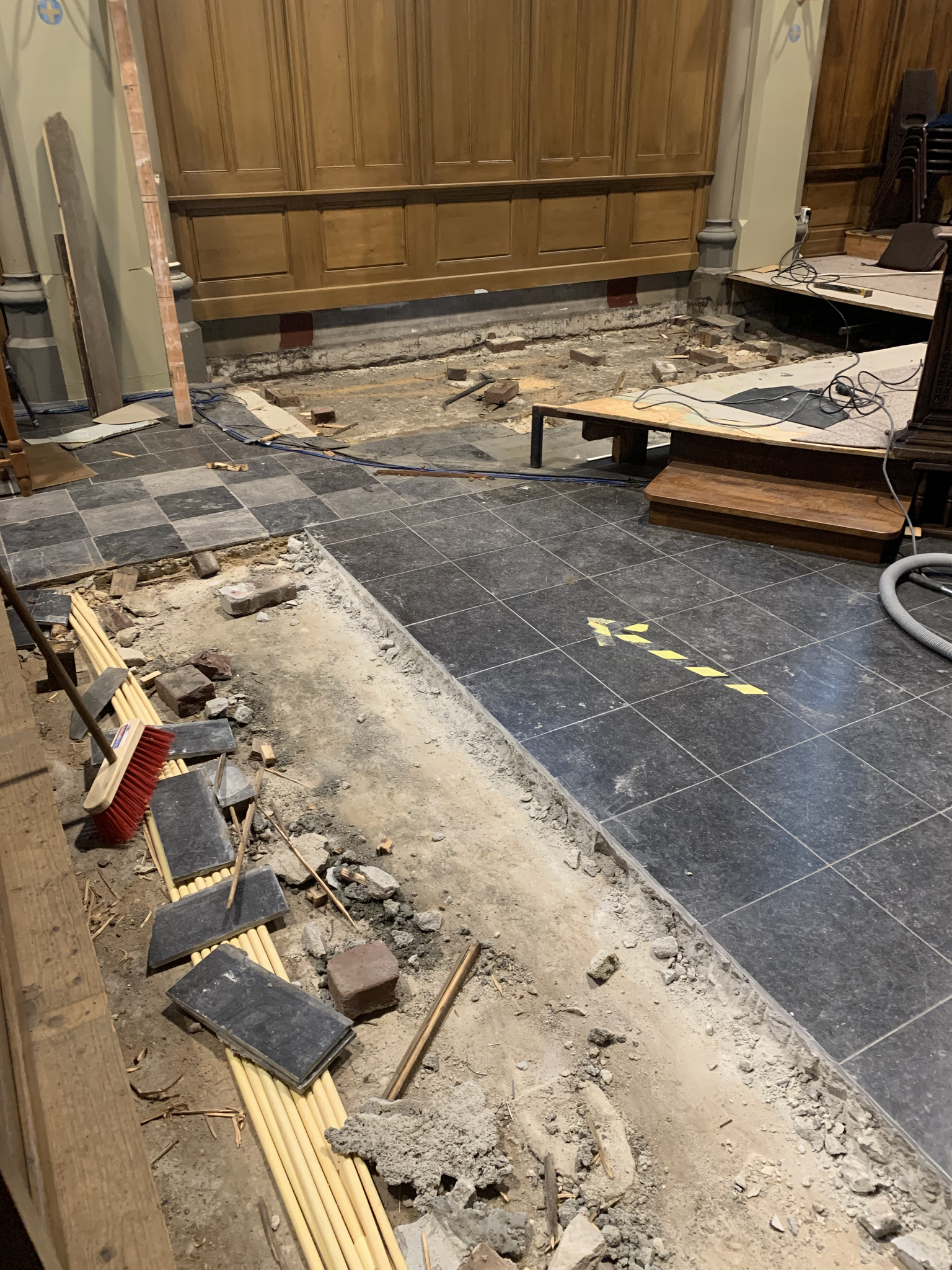 De voorste kerkbank is verwijderd