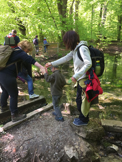 Kinder klettern an der Lutterquelle
