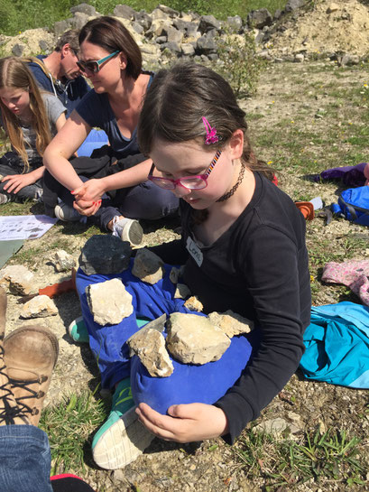 Ein Mädchen präsentiert die Fossilien
