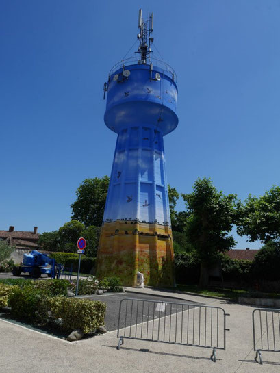 fresque représentant un ciel bleu et un paysage local sur château d'eau de Bouglon réalisé par Thibaud Coron 