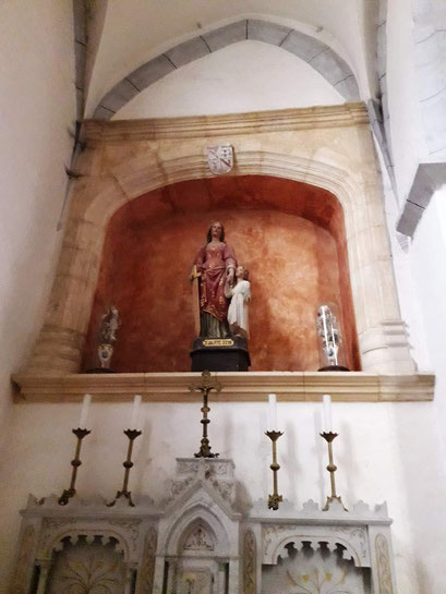 Statues de Sainte Julitte et de son fils Cyr, le plus jeune martyr de la chrétienté (3 ans environ) auquel est dédiée l'église