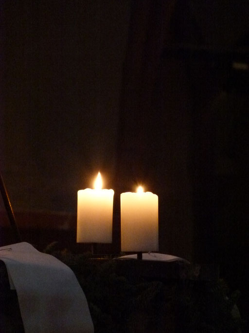 Zwei von acht Kerzen des Festkranzes während der Weihnachtsoktav ...(Milieukrippe Sankt Maria Lyskirchen, Idee und Konzeption: Benjamin Marx, Foto: Matthias Schnegg).