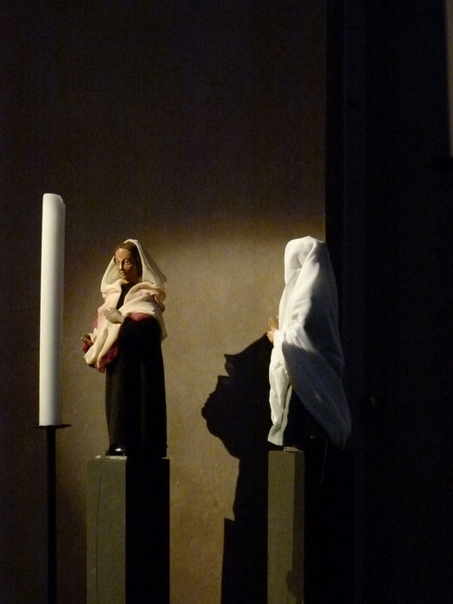 Sie ging in das Haus des Zacharias und begrüßte Elisabet.