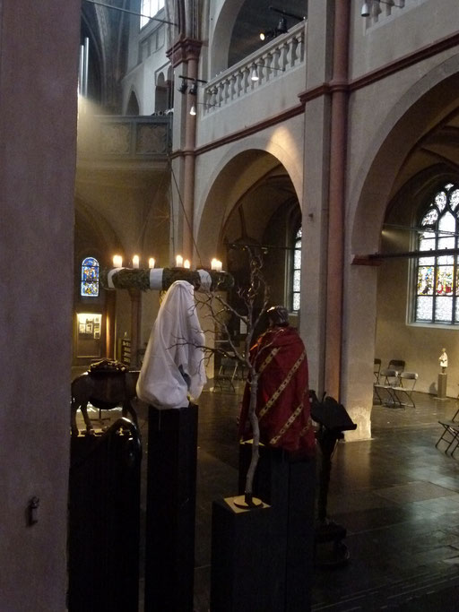 Ein Blick in die Kirche, wie Joseph und Maria ihn haben ...(Milieukrippe Sankt Maria Lyskirchen, Idee und Konzeption: Benjamin Marx, Foto: Matthias Schnegg)