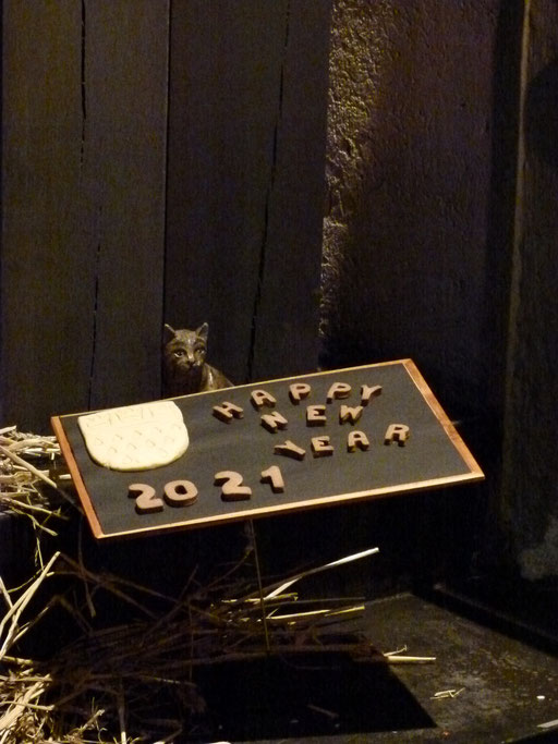 Nemorino, der Kater von Pfarrer Kirsch ist schon immer "Teil der Krippe" (Milieukrippe Sankt Maria Lyskirchen, Idee und Konzeption: Benjamin Marx, Foto: Matthias Schnegg)