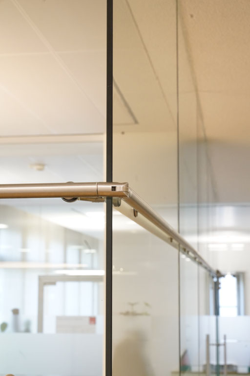 Glasabtrennung mit Edelstahlschiene - © Glaserei Allgäuer