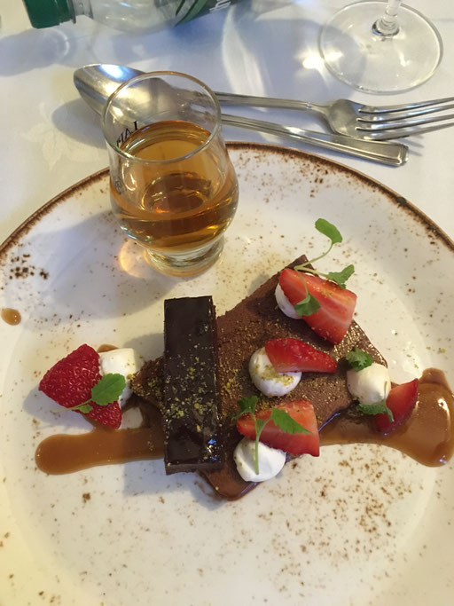 Sechster Gang des Whisky Dinners - Brownie mit Whiskymousse und Honigsahne