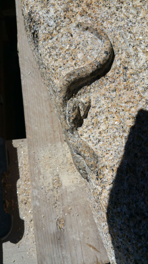 lézard en granit relief sur pierre