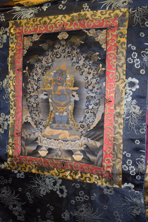 Mahakala auf Bösem mit feiner 24K Goldminiaturmalerei, 98x65cm 