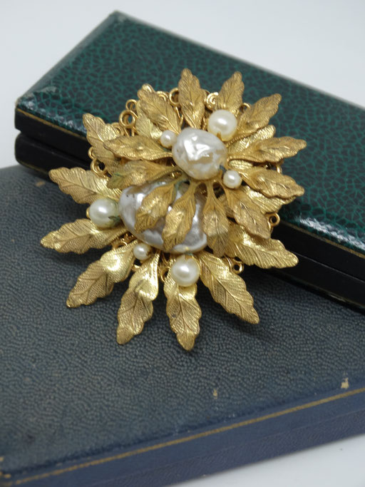 Signed Miriam Haskell Russian Gold Tone w/ Imitation Pearl foliage arrangement Brooch - Amazing collectibles treasure - Art.04/6
