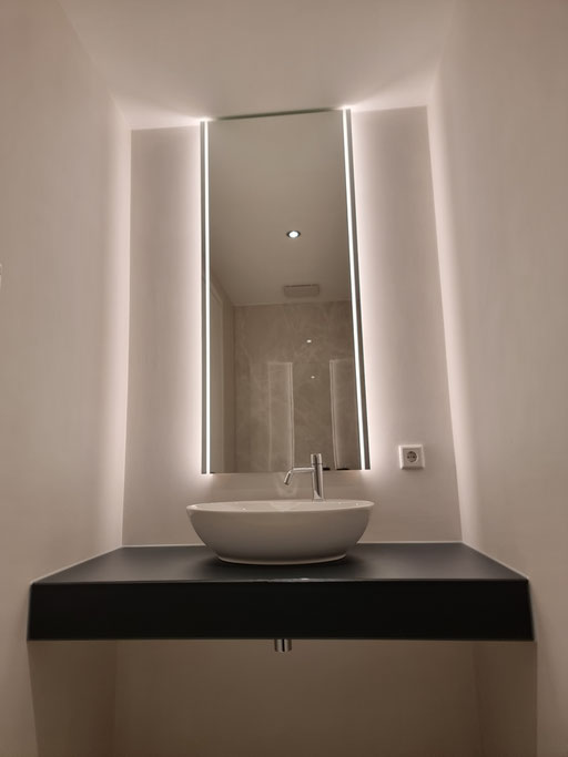 LED Lichtspiegel mit Waschtisch aus kratzfestem Glas auf Gehrung verklebt - © Glaserei Allgäuer