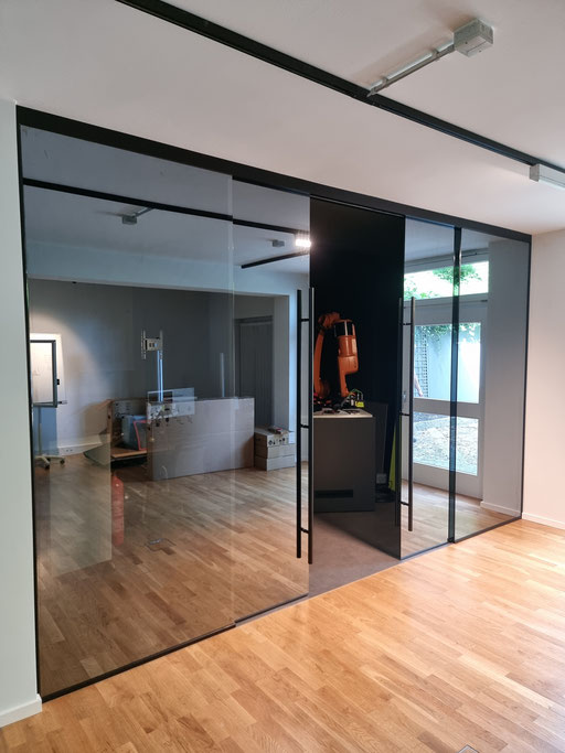 Glastüre- Glasabtrennung - Schiebetüre - verspiegelte Glasscheiben - © Glaserei Allgäuer