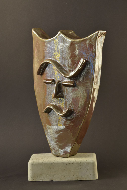 „Der Wächter“ Keramik aus weißem Ton mit Goldglasur glasiert, 28cm hoch