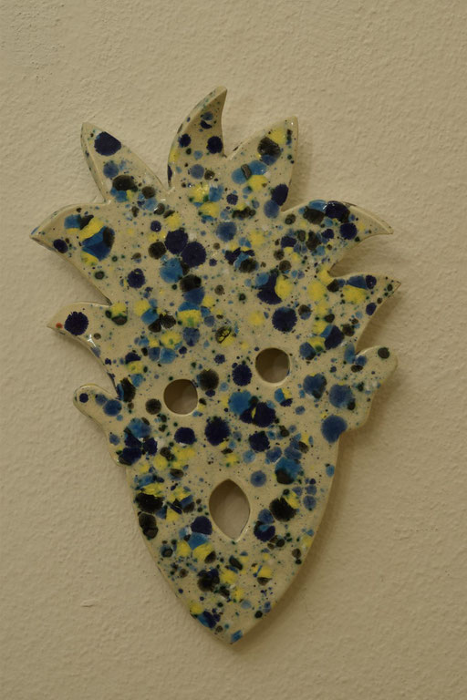 Maske, Keramik aus weißem Ton, bunt glasiert, 30 cm hoch