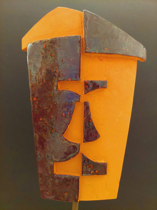 "2022 11 M1" Keramik aus rotem Ton, teilweise glasiert, 25 cm hoch