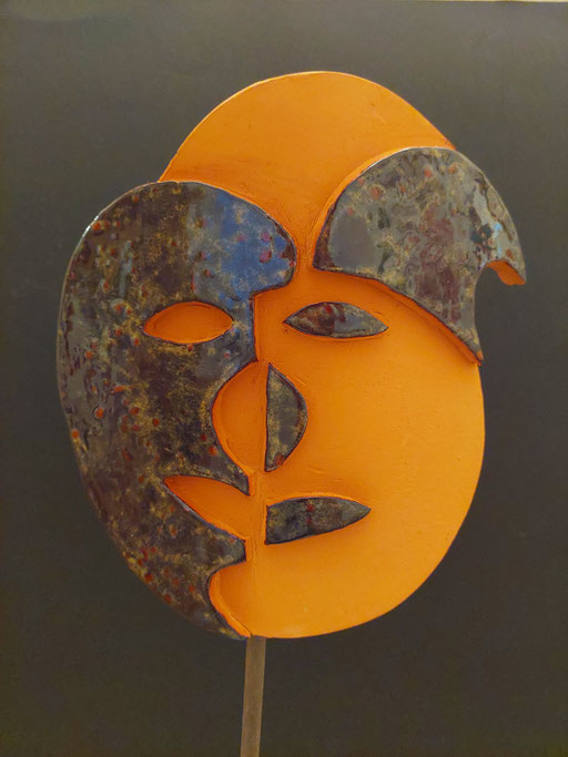 "2022 11 M6" Keramik aus rotem Ton, teilweise glasiert, 21 cm hoch