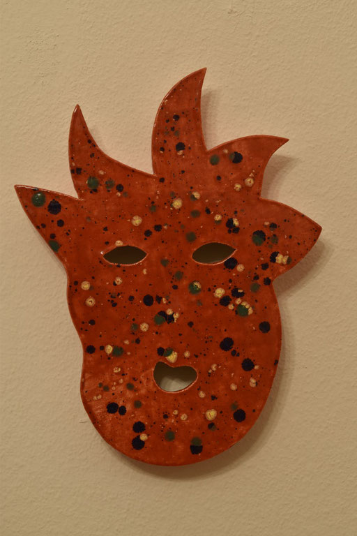 "Maske rot" Keramik aus weißem Ton, rot glasiert, 32 cm hoch