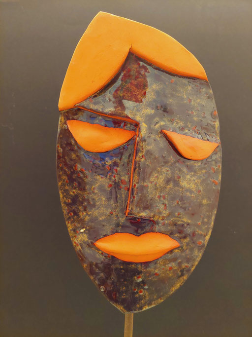 "Close Your Eyes" Keramik aus rotem Ton, teilweise glasiert, 25 cm hoch