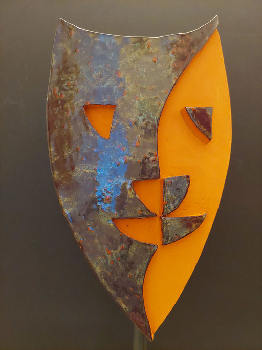 "2022 11 M5" Keramik aus rotem Ton, teilweise glasiert, 25 cm hoch