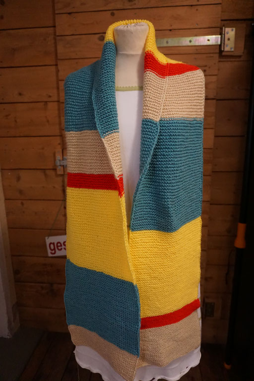 extra breiter und langer Schal, handgestrickt aus weichen Acrylgarn. Design und Handarbeit by Zeitzeugen-Manufactur. Preis: 12,00 €