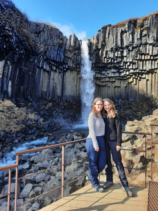 Anna und Veronika vor dem Svartifoss. 