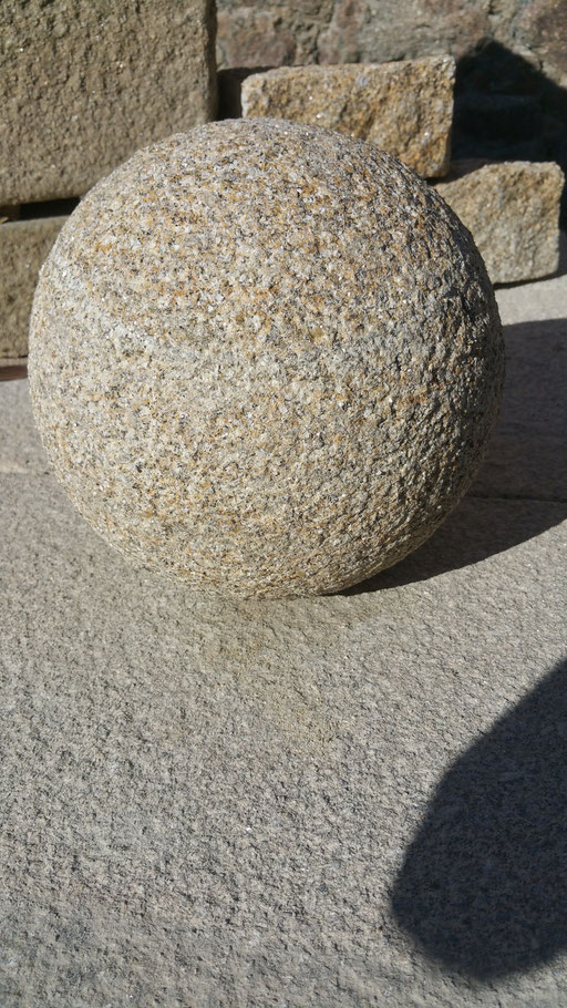 sphère boule granit jaune bouchardé