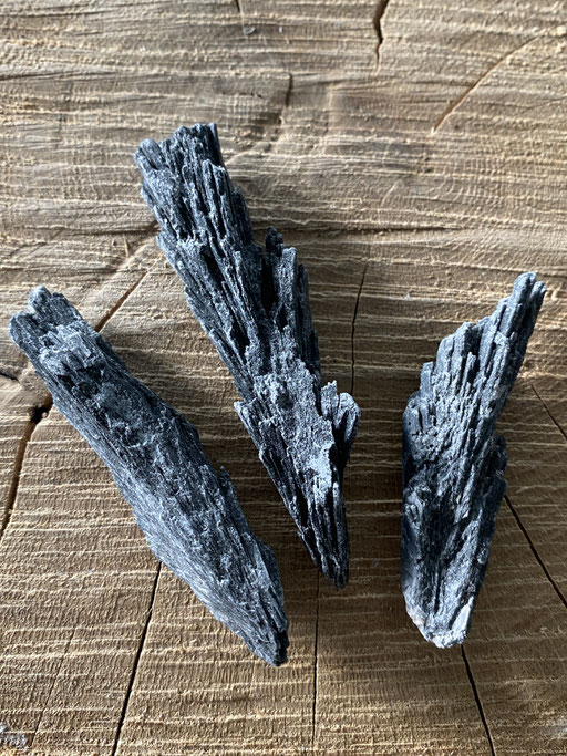 Cyanite noire  Nimalaé Lithothérapie et boutique de minéraux