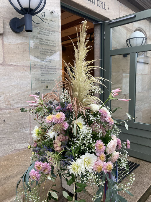 Blumenschmuck für unvergessliche Hochzeiten im Schloss Atzelsberg