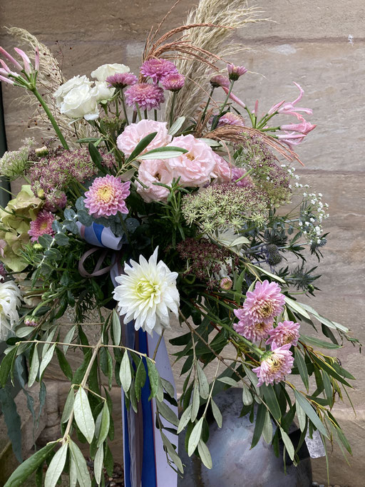 Romantische Blumendekoration vor dem Konrads im Schloss Atzelsberg