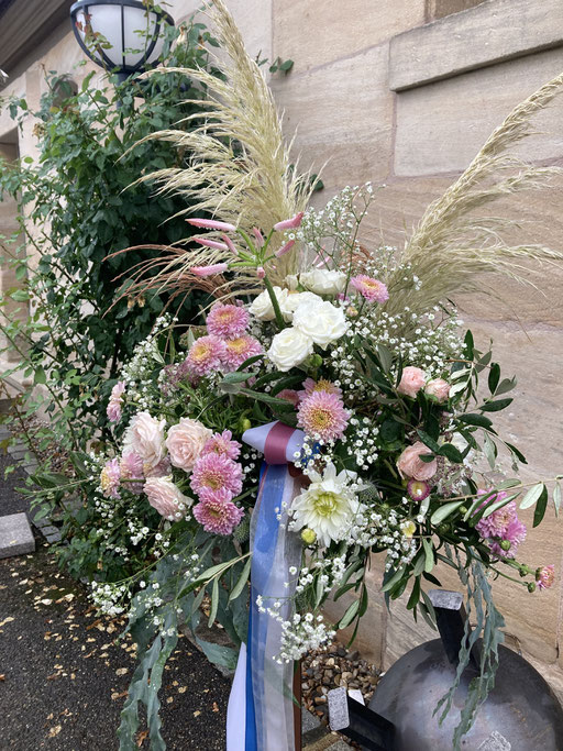 Elegante Blumendekoration für Hochzeiten vor dem Konrads im Schloss Atzelsberg