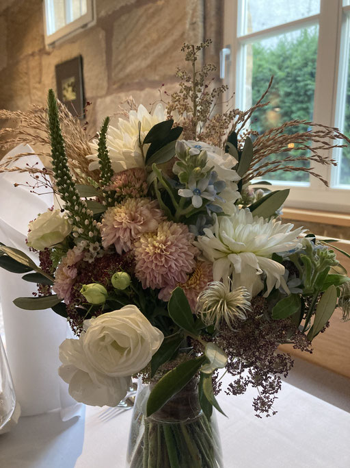 Elegante Blumendekoration für Hochzeiten vor dem Konrads im Schloss Atzelsberg