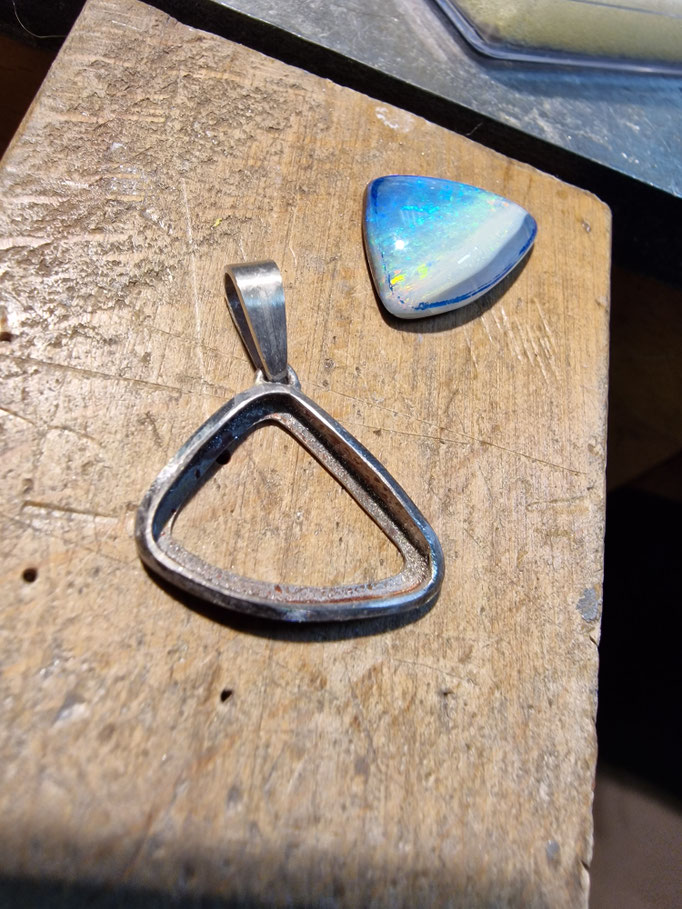 Boulderopal Anhänger im Fertigungsprozess
