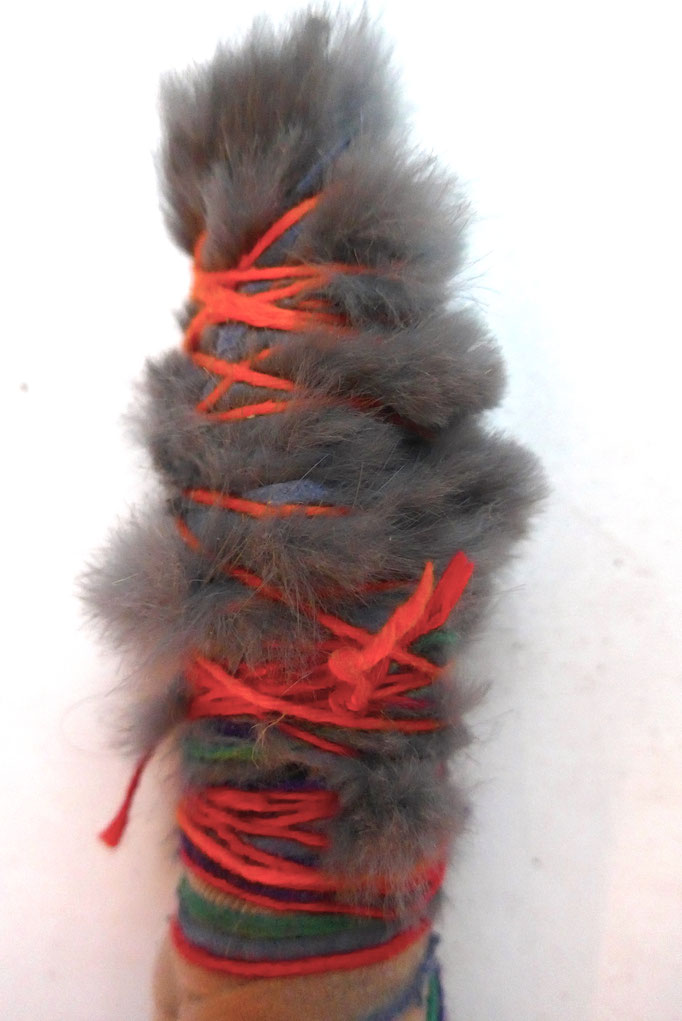 TOTOUS sculpture textile/fourrure/bois Matériaux de récolte et de recyclage Caroline Delannoy 30cm