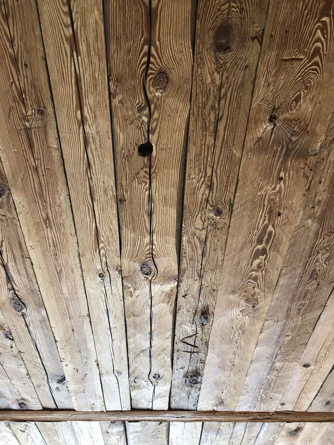 Altholz Deckenverkleidung aus Handgehackten brettern. 