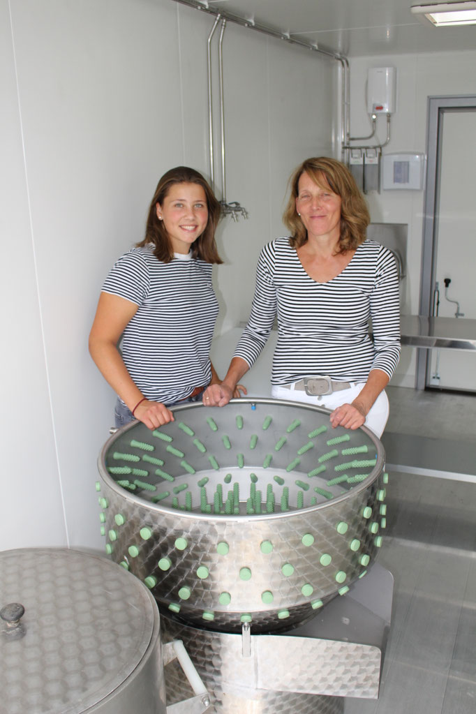Sabine Dodenhoff und Tochter - ein freundlicher Empfang für das Geflügel
