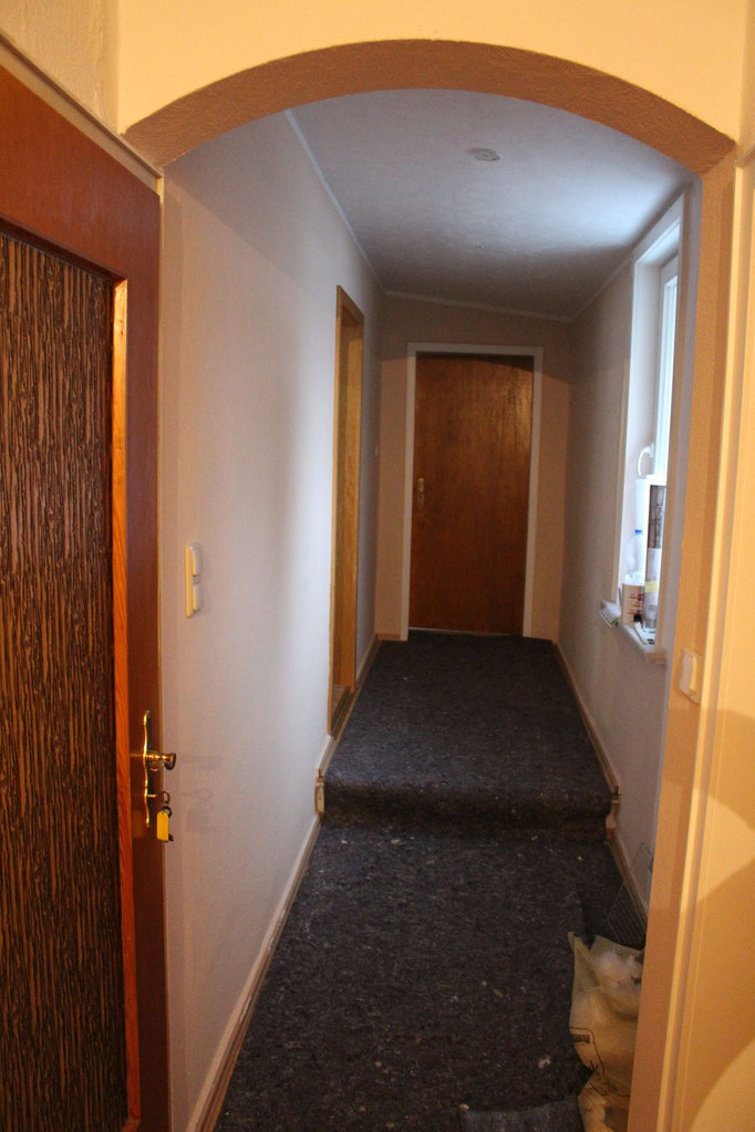 Blick ab der Wohnungstrennwand in Richtung FerienAppartement. Am Ende liegt das Schlafzimmer