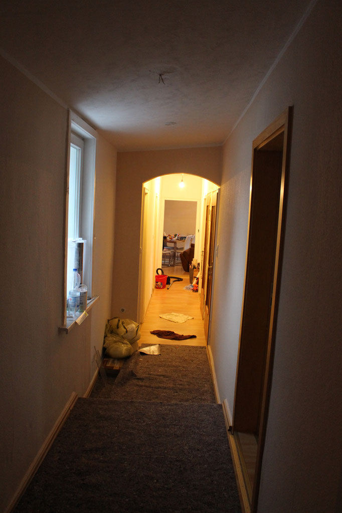 Blick durch den gesamten Flur in Richtung Fereinwohnung. Vom Schlafzimmer am Ende.