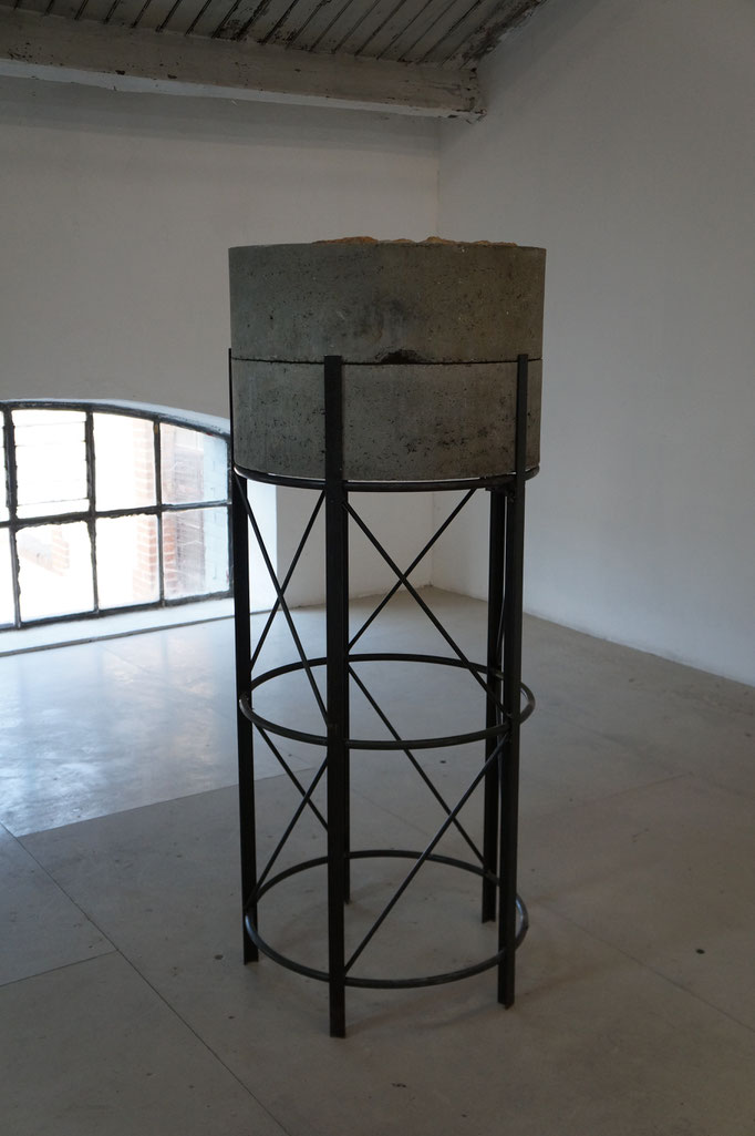 Mort-terrain, pierre de Corton, métal et acier, 70x70x160cm, 2019. Vue de l'exposition In Two avec Charles Thomassin aux Ateliers Vortex, 2021.Produit dans le cadre de la résidence Excellence des Métiers d'Art soutenue par la DRAC Bourgogne-Franche-Compté